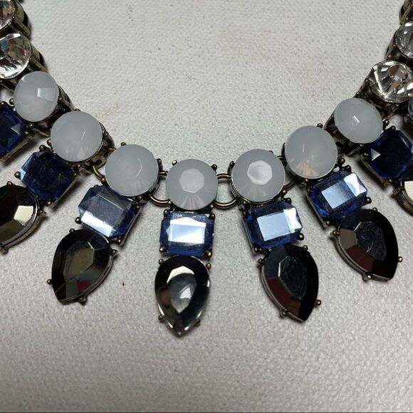 Statement necklace with gems and chain - Picture 9 of 9